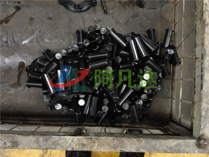 在用油漆汽車輪卸妝可以簡單地改變涂料